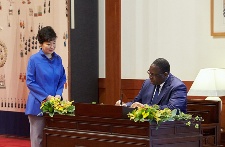 '살' 세네갈 대통령 공식 방문 방명록 서명 및 기념촬영