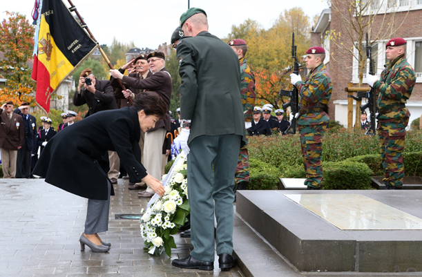 131107_한국전 참전용사 기념비 헌화  (5).jpg