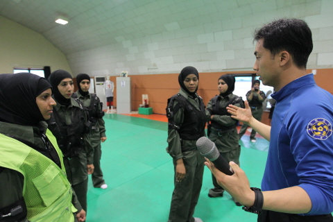 아랍에미레이트 경호사령부 여성 요원들이 요인대피기법 등을  교육받고 있다.